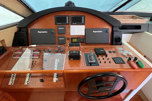 2003 Ferretti 680
