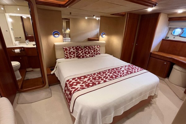 2003 Ferretti 680