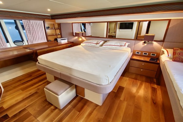 2006 Ferretti 630