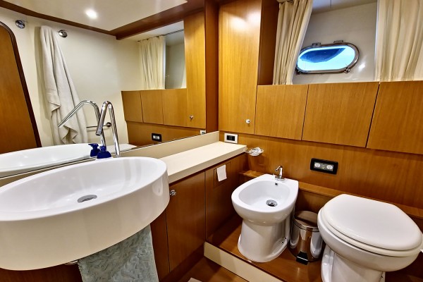 2006 Ferretti 630