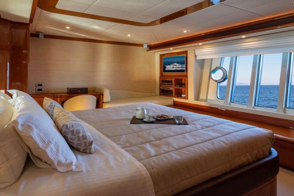 2007 Ferretti 830 HT