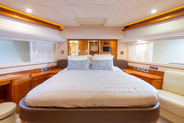 2007 Ferretti 830 HT