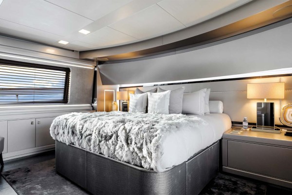 2015 Custom Line Navetta 28