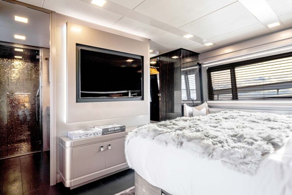 2015 Custom Line Navetta 28