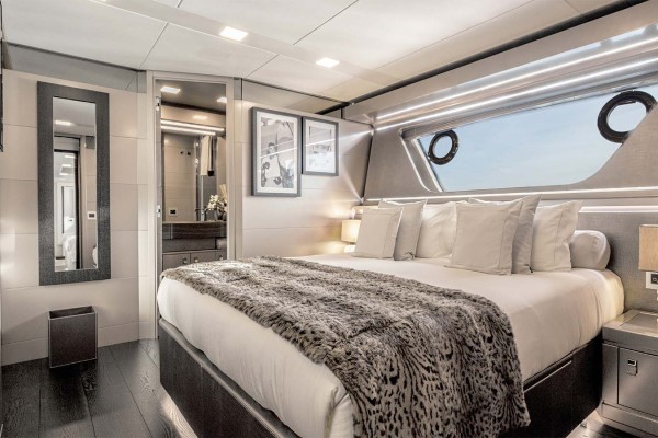2015 Custom Line Navetta 28