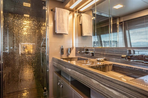 2015 Custom Line Navetta 28