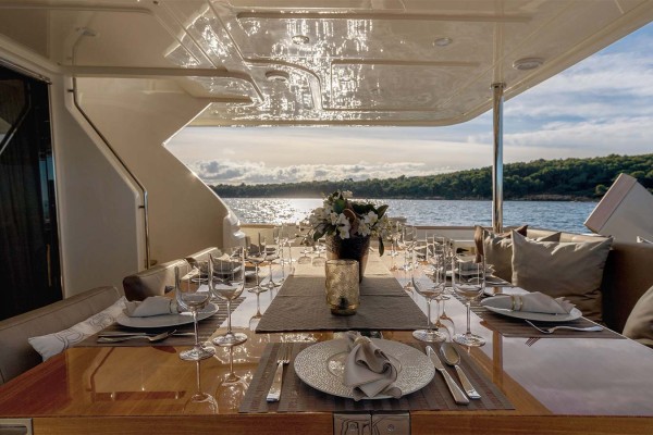 2015 Custom Line Navetta 28