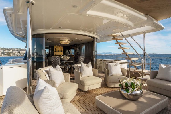2015 Custom Line Navetta 28