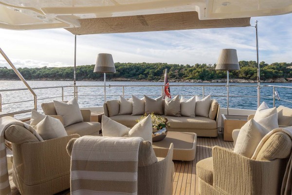 2015 Custom Line Navetta 28