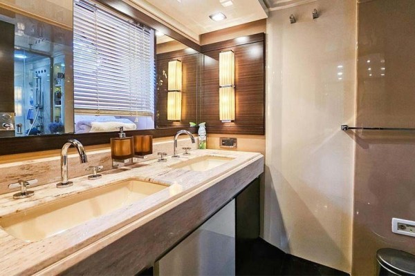 2013 Azimut 70 Fly