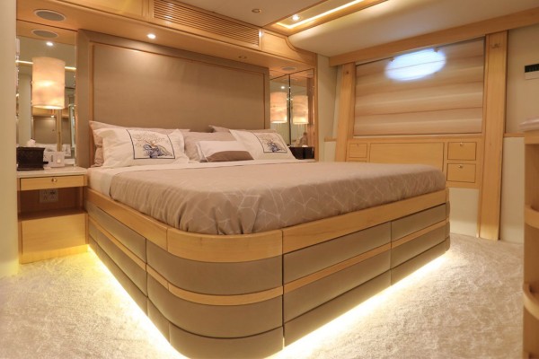2004 Westport 42m