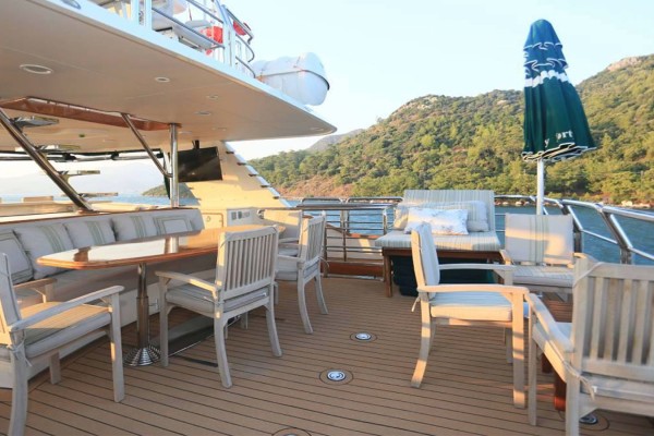 2004 Westport 42m