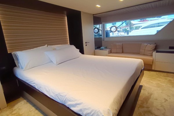 2020 Ferretti 670