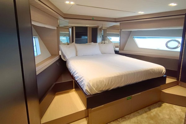 2020 Ferretti 670