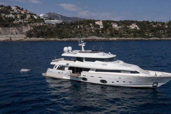 2013 Custom Line Navetta 33