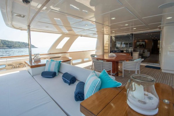 2013 Custom Line Navetta 33