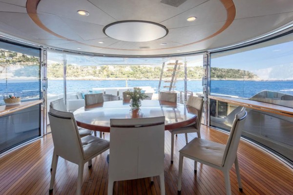 2013 Custom Line Navetta 33