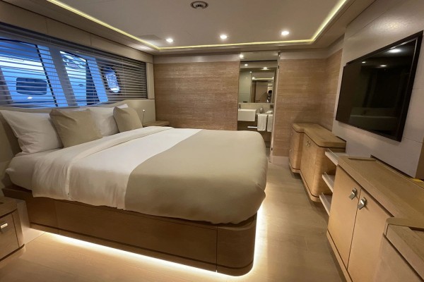 2013 Custom Line Navetta 33