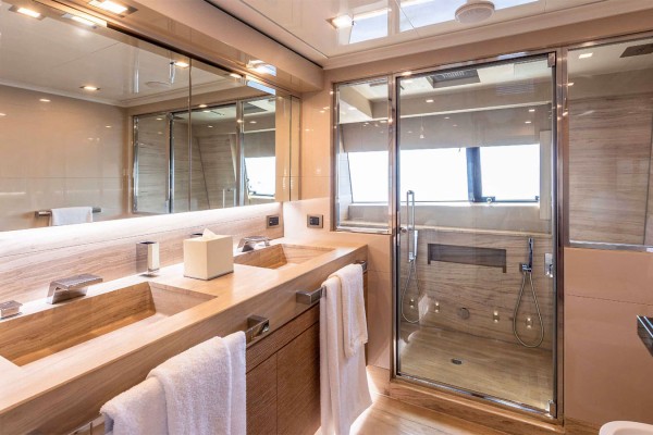 2013 Custom Line Navetta 33