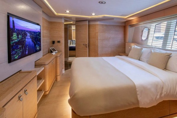 2013 Custom Line Navetta 33