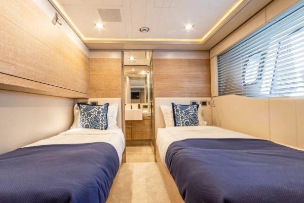 2013 Custom Line Navetta 33