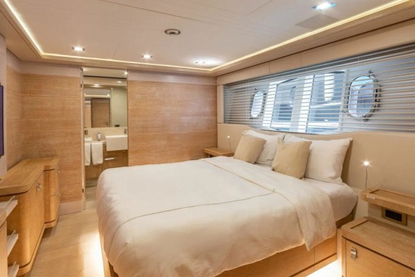 2013 Custom Line Navetta 33