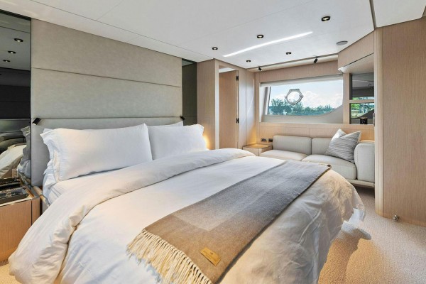 2023 Ferretti 780
