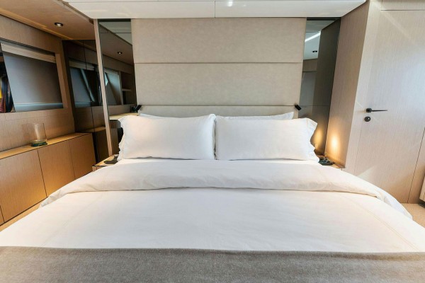 2023 Ferretti 780