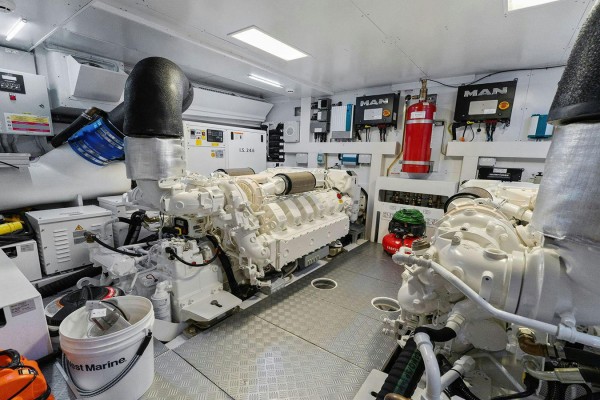 2023 Ferretti 780