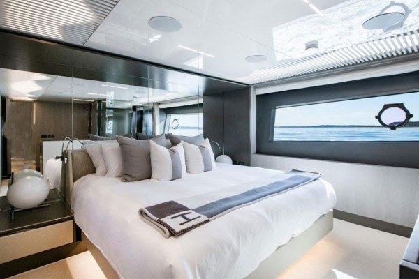 2021 Ferretti 850