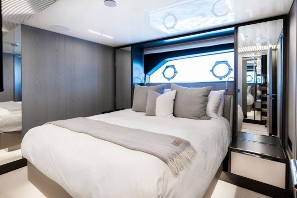 2021 Ferretti 850
