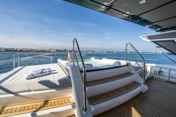 2022 Sunseeker 90 Ocean
