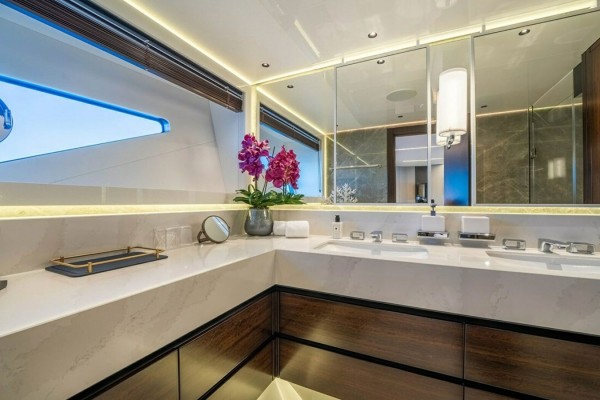 2022 Sunseeker 90 Ocean