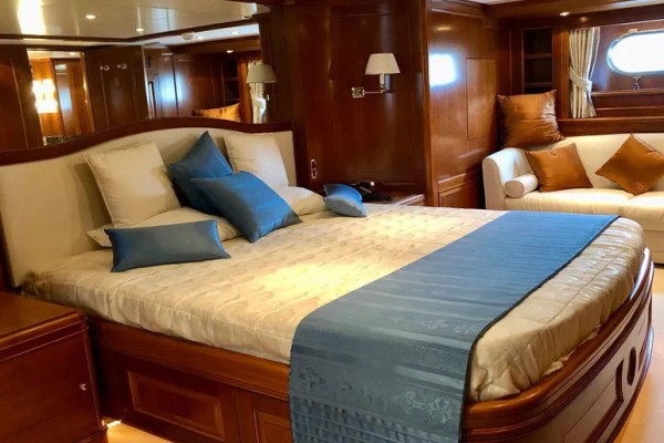 2010 Benetti Tradition 100