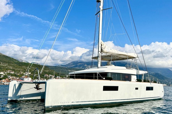 2021 Lagoon 52F