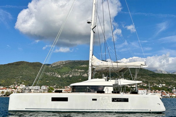 2021 Lagoon 52F