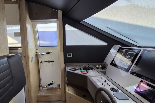 2015 Ferretti 750