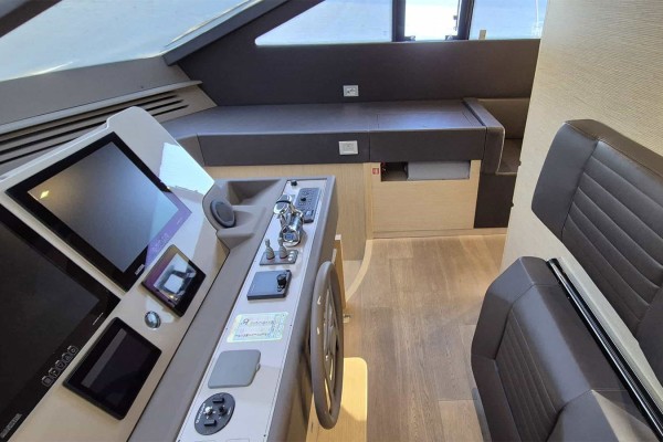 2015 Ferretti 750