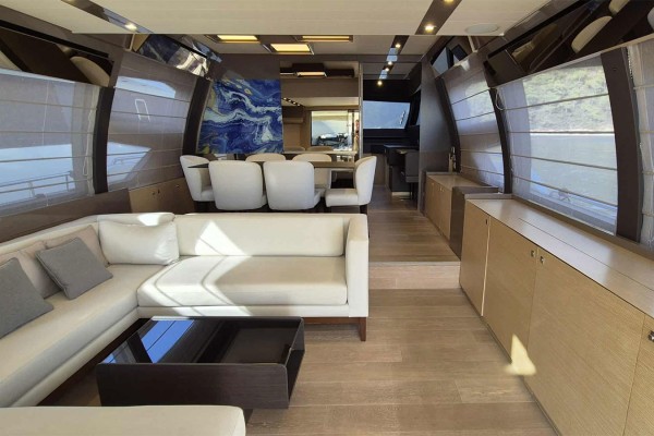 2015 Ferretti 750