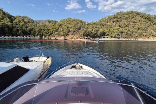 2015 Ferretti 750