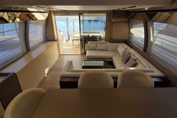 2015 Ferretti 750