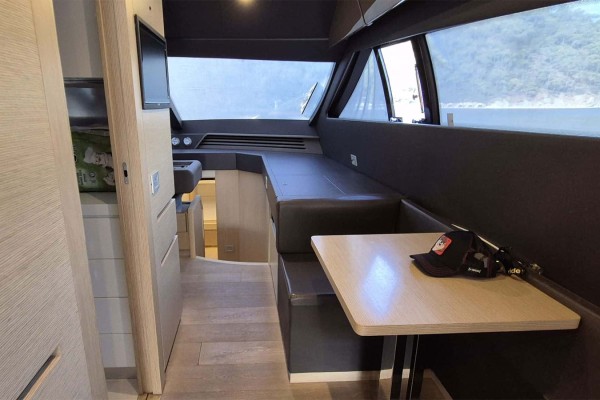 2015 Ferretti 750