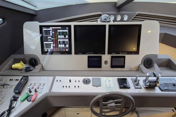 2015 Ferretti 750