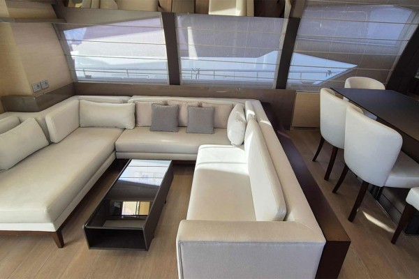 2015 Ferretti 750