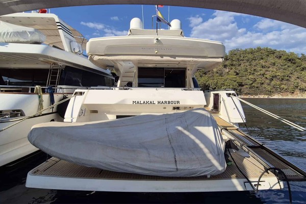 2015 Ferretti 750