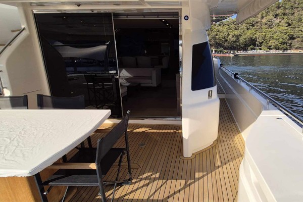 2015 Ferretti 750