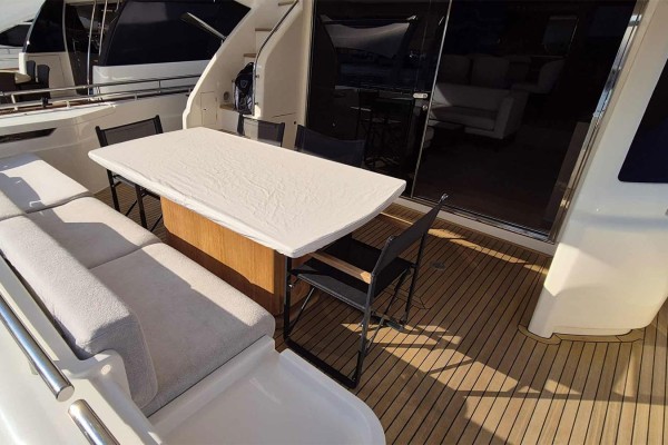 2015 Ferretti 750