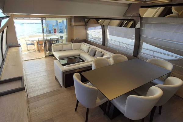 2015 Ferretti 750