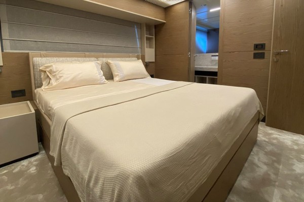2021 Ferretti 920