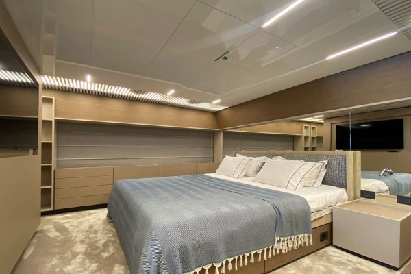 2021 Ferretti 920